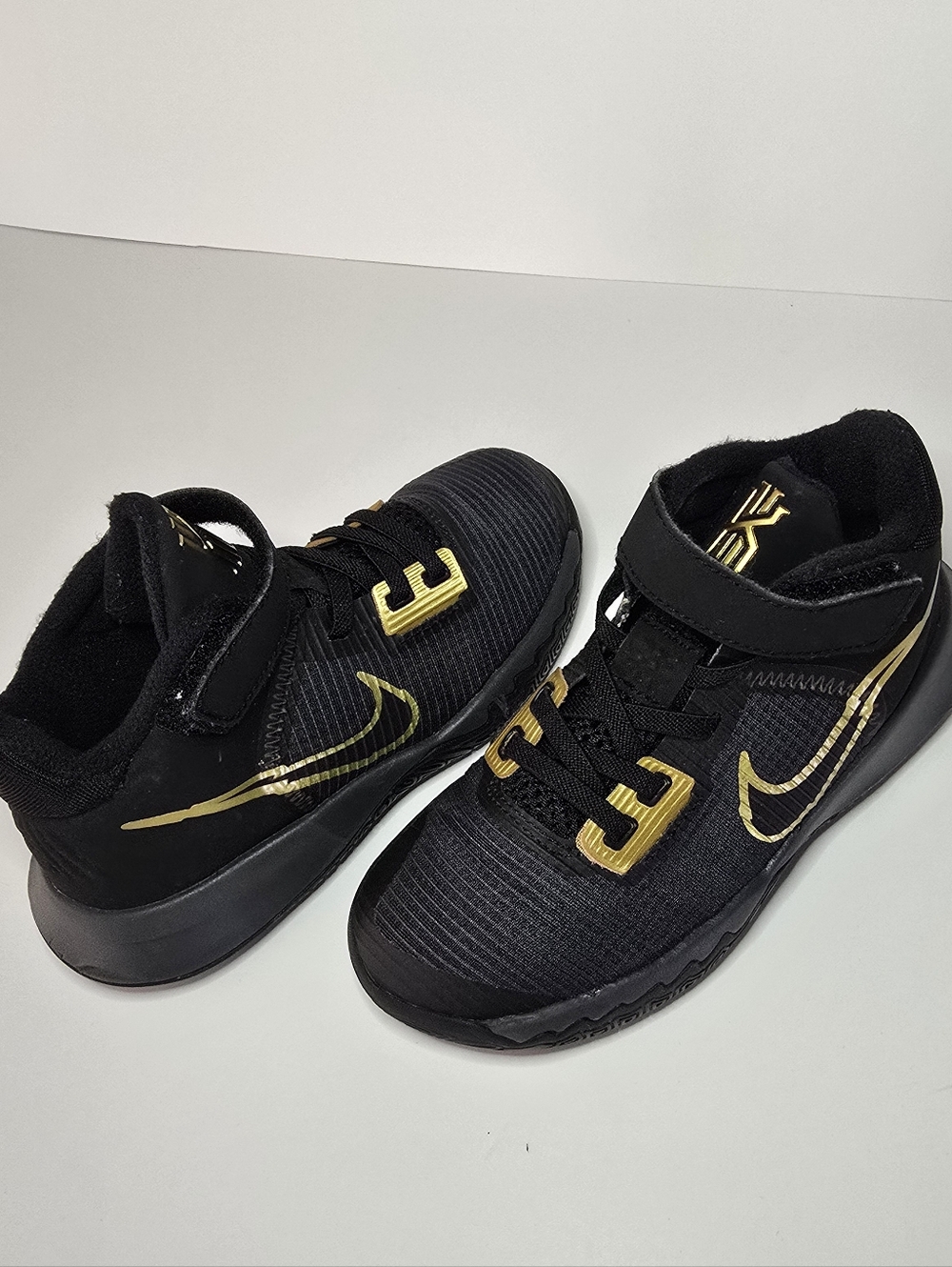 Nike Kids Kyrie flytrap 4 Metallic Gold And Black Athletic Sneakers
